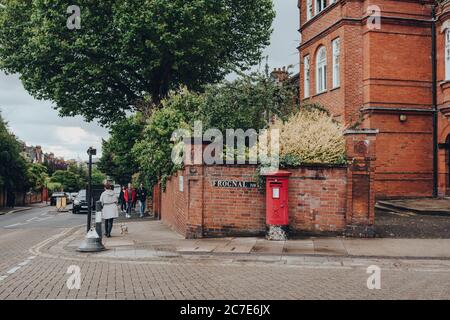 London, Großbritannien - 02. Juli 2020: Roter Briefkasten an der Ecke der Arkwright und Frognal Straßen in Hampstead, einem wohlhabenden Viertel von London, das von Künstlern und Künstlern bevorzugt wird Stockfoto