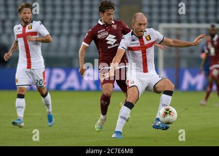 16. Juli 2020; Olympisches Grande Torino Stadium, Turin, Piemont, Italien; Serie A Fußball, Turin gegen Genua; Masiello hält die Herausforderung von Simone Verdi von Turin FC Kredit: Action Plus Sports Images/Alamy Live News Stockfoto