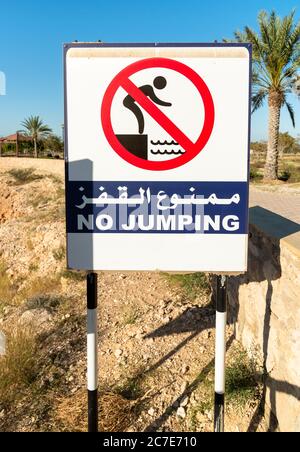 Kein Sprungzeichen in arabischer und englischer Sprache. Stockfoto