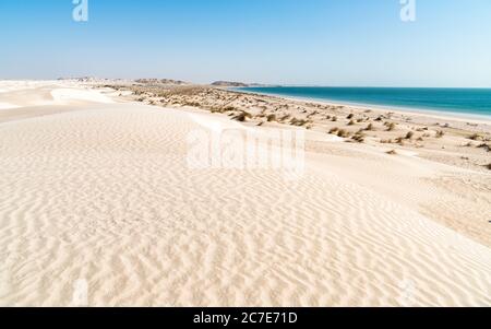 Landschaft des Al Khaluf Strandes mit Dünen und weißem Sand im Arabischen Meer von Oman im Nahen Osten. Stockfoto