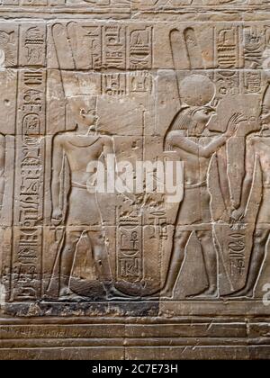 Alte ägyptische Götter in einem Wandgemälde des luxor-Tempels Stockfoto