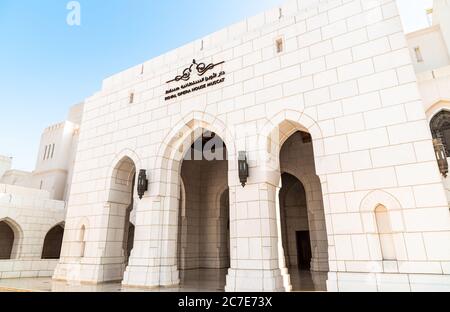 Maskat, Oman - 11. Februar 2020: Fassade des Königlichen Opernhauses in Maskat, Sultanat von Oman Stockfoto