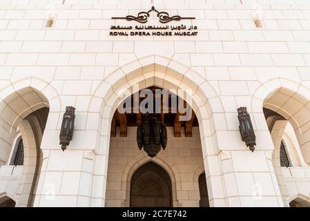 Maskat, Oman - 11. Februar 2020: Fassade des Königlichen Opernhauses in Maskat, Sultanat von Oman Stockfoto