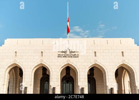 Maskat, Oman - 11. Februar 2020: Fassade des Königlichen Opernhauses in Maskat mit Nationalflagge des Oman in Maskat, Sultanat von Oman Stockfoto