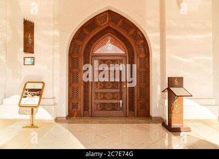 Muscat, Oman - 11. Februar 2020: Holzeingang des Luxusrestaurants im Royal Opera House in Muscat, Sultanat von Oman Stockfoto
