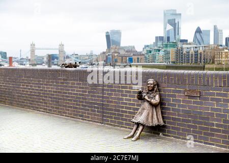 Mädchen und Katze aus Dr. Salters Daydream-Skulptur von Diane Gorvin, Bermondsey, London, UK Stockfoto