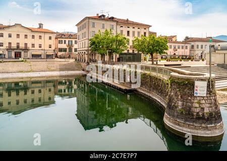 Der alte Hafen in der touristischen Stadt Luino, an der Küste des Lago Maggiore, Italien Stockfoto