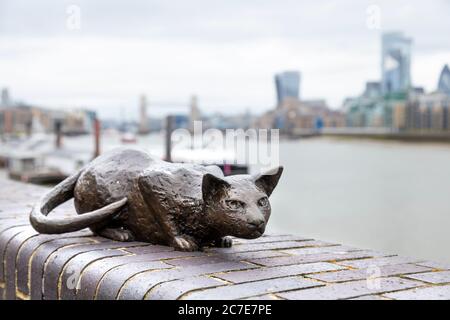 Katze aus Dr. Salters Daydream-Skulptur von Diane Gorvin, Bermondsey, London, Großbritannien Stockfoto