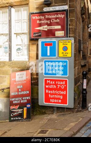 Mauer voller Parkplätze und Fahrzeugbeschränkungen in der Stadt, Whitby Yorkshire, Großbritannien Stockfoto