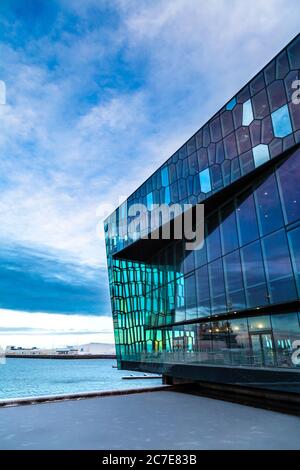 Die Außenseite des Harpa Konzertsaal in Reykjavik, Island Stockfoto