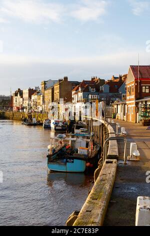 Wintersonnenaufgang über Whitby Fischerhafen, England, Großbritannien Stockfoto