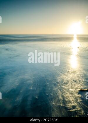 Ankommende Flut am Greatstone Beach Stockfoto