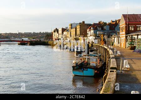 Wintersonnenaufgang über Whitby Fischerhafen, England, Großbritannien Stockfoto