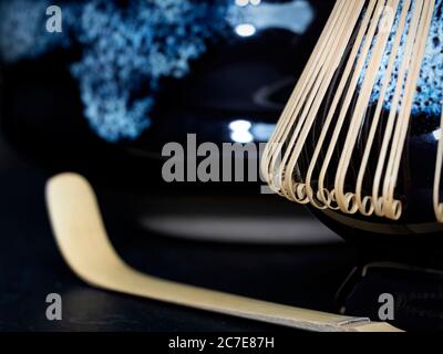 Nahaufnahme des zeremoniellen Matcha Teesets Stockfoto