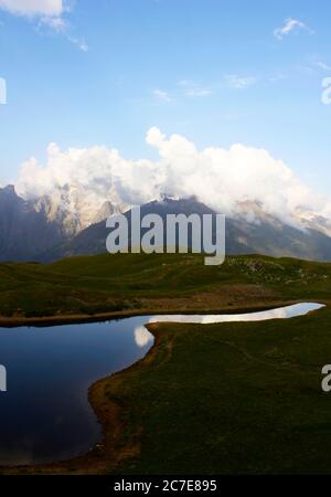 Khoruldi oder Qoruldi See in den Bergen von Georgien, Svaneti. Stockfoto