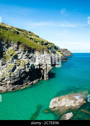 Terquoise und Blues in einer Bucht in der Nähe von Rocky Valley in Cornwall Stockfoto