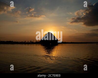 Amirul Mukminin Moschee während des Sonnenuntergangs. Die Moschee von 99 Kuppeln in Makassar, Indonesien. 99 Al Makazzary Moschee. Stockfoto