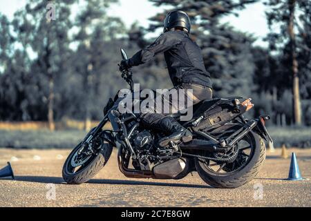 25-05-2020 Riga, Lettland. Motorradfahrer fährt auf Straße, Vorderansicht, Nahaufnahme. Stockfoto