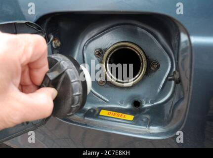 KRAFTSTOFF CAP WIRD VON ÄLTEREN AUTO DIESEL-KRAFTSTOFFTANK WIEDER EMISSIONEN ELEKTROAUTOS SCHMUTZIGE MOTOREN DIE UMWELT ALTE AUTOS ETC UK ENTFERNT Stockfoto