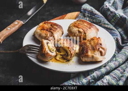 Im speckmantel Champignons gefüllt mit Käse Stockfoto