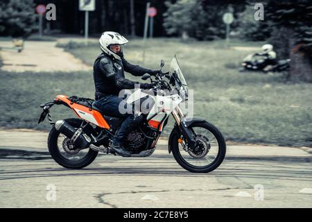 25-05-2020 Riga, Lettland. Motorradfahrer fährt auf Straße, Vorderansicht, Nahaufnahme. Stockfoto