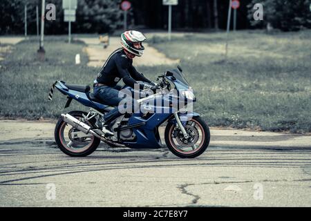 25-05-2020 Riga, Lettland. Motorradfahrer fährt auf Straße, Vorderansicht, Nahaufnahme. Stockfoto
