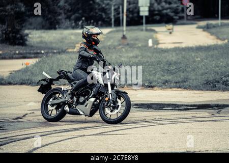 25-05-2020 Riga, Lettland. Motorradfahrer fährt auf Straße, Vorderansicht, Nahaufnahme. Stockfoto