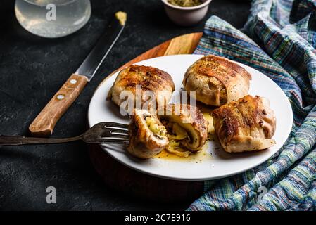 Im speckmantel Champignons gefüllt mit Käse Stockfoto