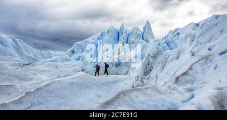 Zwei Bergsteiger in der Nähe der Spitze des Perito Moreno Gletschers in Argentinien Stockfoto