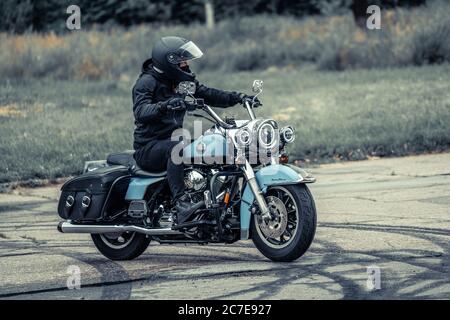 25-05-2020 Riga, Lettland. Motorradfahrer fährt auf Straße, Vorderansicht, Nahaufnahme. Stockfoto