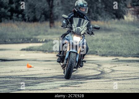 25-05-2020 Riga, Lettland. Motorradfahrer fährt auf Straße, Vorderansicht, Nahaufnahme. Stockfoto