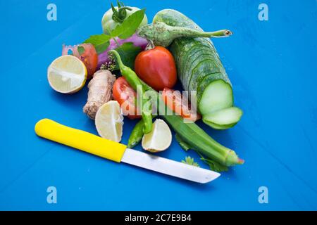 Vegane gesunde Ernährung Konzept für eine ballaststoffreiche Ernährung mit Gemüse. Lebensmittel mit hohem Gehalt an Antioxidantien & Vitaminen. Immunantwort. Flach liegend. Stockfoto
