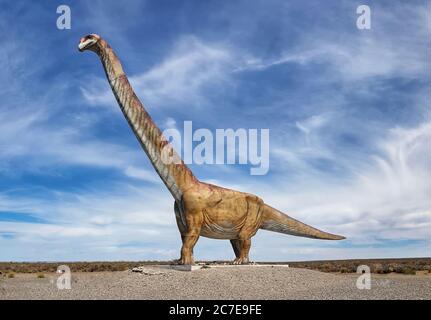 Öffentliches Lebensgröße Modell des Patagotitan Dinosauriers auf dem Weg in Argentinien Stockfoto