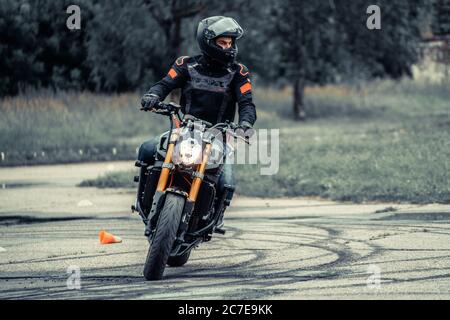 25-05-2020 Riga, Lettland. Motorradfahrer fährt auf Straße, Vorderansicht, Nahaufnahme. Stockfoto