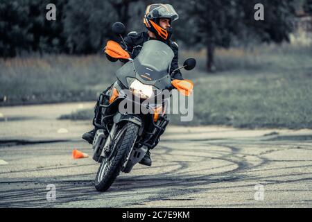 25-05-2020 Riga, Lettland. Motorradfahrer fährt auf Straße, Vorderansicht, Nahaufnahme. Stockfoto