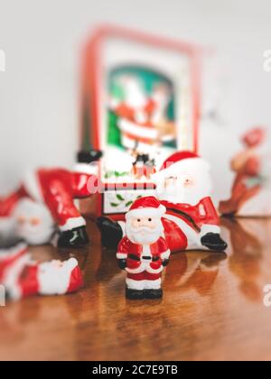 Vertikale Nahaufnahme von niedlichen kleinen Weihnachtsmann Weihnachtsbaum Ornamente Stockfoto