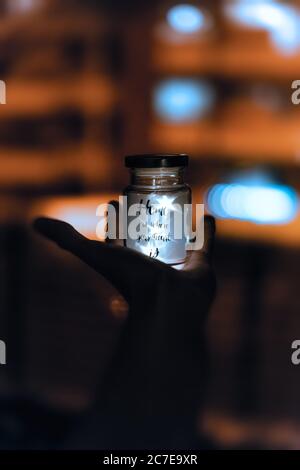 Selektive Fokus Silhouette Aufnahme eines JAR mit Lichtern und „Home is where your heart is“-Aufdruck Stockfoto