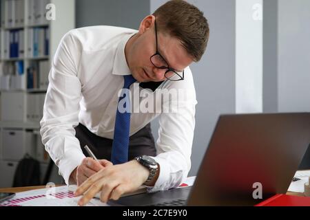 Geschäftsmann, arbeiten am laptop Stockfoto