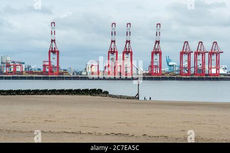 Ein Blick auf die Docks in Crosby von der New Brighton Seite des Flusses Mersey, Merseyside, Großbritannien. Aufgenommen am 30. Juni 2020. Stockfoto