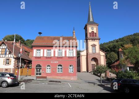 Offwiller, Region Grand Est/ Frankreich - Oktober 12 2019: Kirche und Rathaus (maire) im Zentrum von Offwiller, Elsass, Frankreich Stockfoto