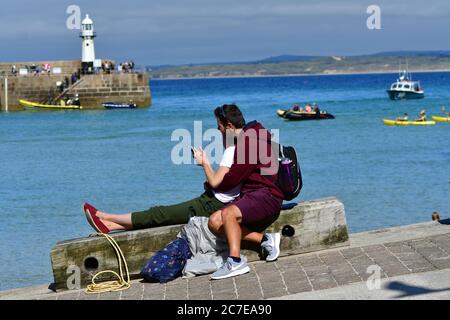 St Ives, Großbritannien. Juli 2020. 16. Juli 2020.Laziger Nachmittag im Hafen von St Ives an einem heißen Nachmittag. Bild: Robert Timoney/Alamy Live News Stockfoto