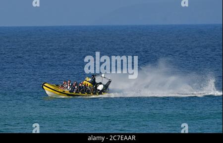 St Ives, Großbritannien. Juli 2020. 16. Juli2020.Abenteuerlustige fahren mit einem schnellen Rib Ride Boot in St. Ives Cornwall aufs Meer. Bild: Robert Timoney/Alamy Live News Stockfoto