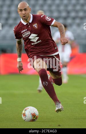 16. Juli 2020; Olympic Grande Torino Stadium, Turin, Piemont, Italien; Serie A Fußball, Turin gegen Genua; Simone Zaza von Turin FC bricht auf dem Ball Kredit: Action Plus Sports Images/Alamy Live News Stockfoto