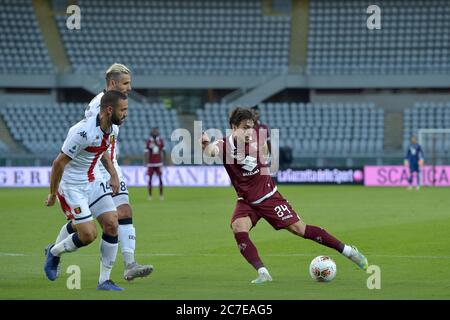 16. Juli 2020; Olympisches Grande Torino Stadium, Turin, Piemont, Italien; Serie A Fußball, Turin gegen Genua; Simone Verdi vom FC Turin hat einen Schuss auf Tor Credit: Action Plus Sports Images/Alamy Live News Stockfoto