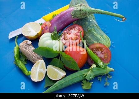 Vegane gesunde Ernährung Konzept für eine ballaststoffreiche Ernährung mit Gemüse. Lebensmittel mit hohem Gehalt an Antioxidantien & Vitaminen. Immunantwort. Flach liegend. Stockfoto