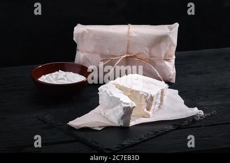 Verschiedene Milchprodukte Milch, Joghurt, Quark, Sauerrahm. Rustikale Stillleben. Bauernmarkt Kuh Milchprodukte. Stockfoto