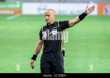 Schiedsrichter Szymon Marciniak Gesten während der polnischen PKO Ekstraklasa Spiel zwischen Jagiellonia Bialystok und Slask Breslau im Bialystok City Stadium.(Endstand; Jagiellonia Bialystok 2:1 Slask Breslau) Stockfoto