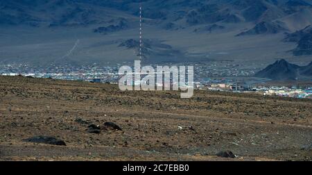 Ein Kommunikationsturm dominiert die Skyline der Stadt Olgii, Hauptstadt der Provinz Bayan-Olgii in der westlichen Mongolei. Stockfoto