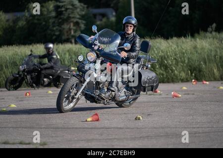 25-05-2020 Riga, Lettland. Motorradfahrer fährt auf Straße, Vorderansicht, Nahaufnahme. Stockfoto