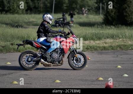 25-05-2020 Riga, Lettland. Motorradfahrer fährt auf Straße, Vorderansicht, Nahaufnahme. Stockfoto